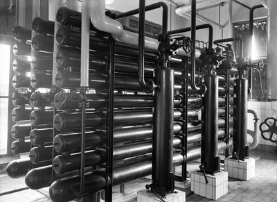 129848 Interieur van het gebouw van Winterzon Conserven N.V. (Veilingstraat 2) te Utrecht: condensor, geleverd door ...